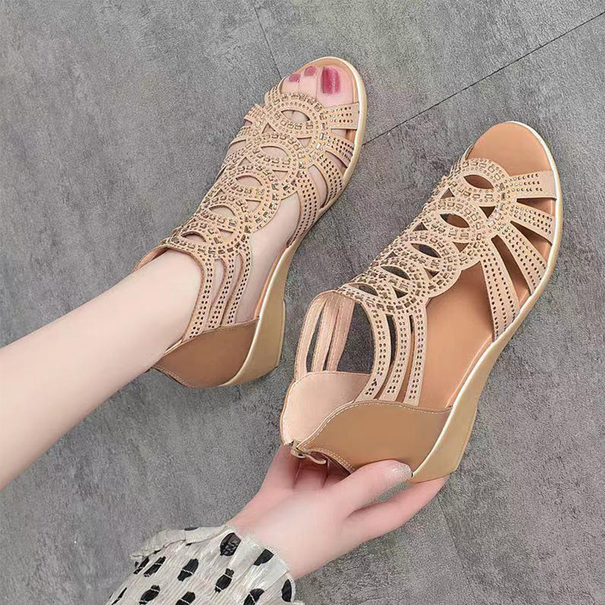 【35-40】2025 νέο κοίλο αναπνεύσιμο σανδάλια μεσαίου τακουνιού με μαλακή σόλα, μαλακό δέρμα μόδα είναι ευέλικτο